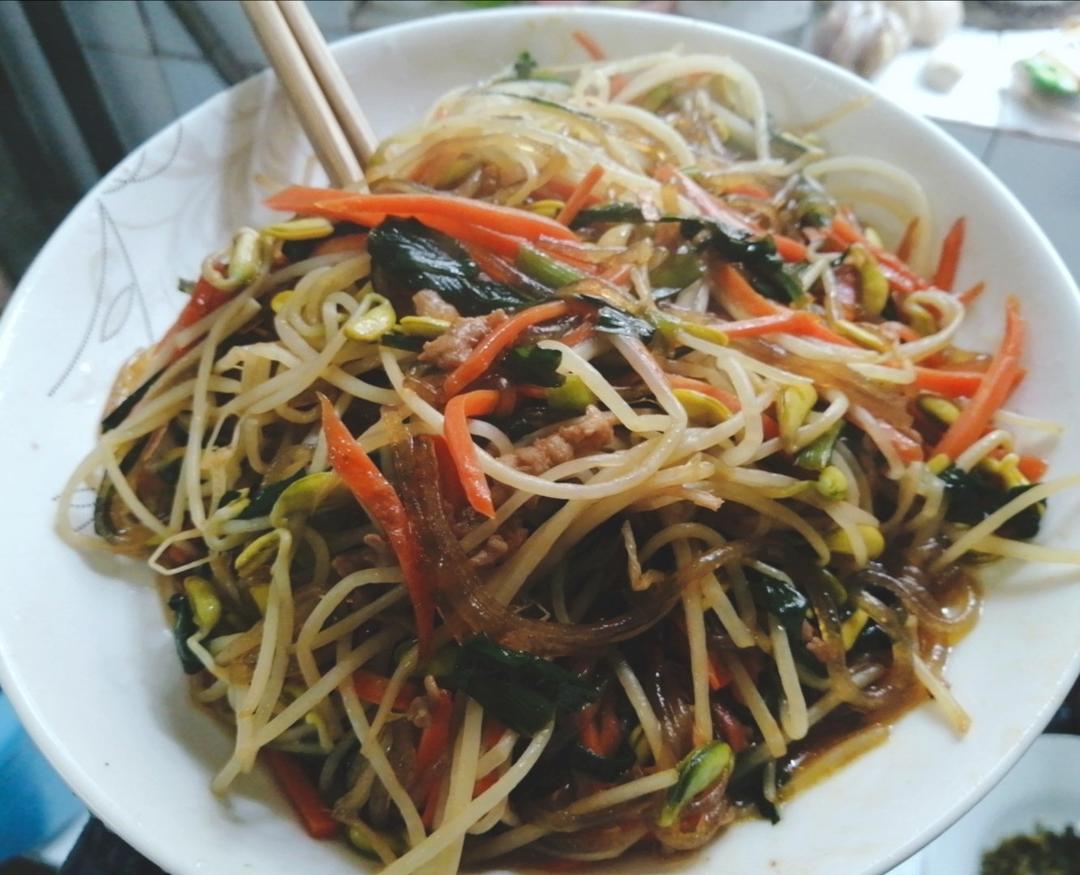 家常美味小炒(炒豆芽)