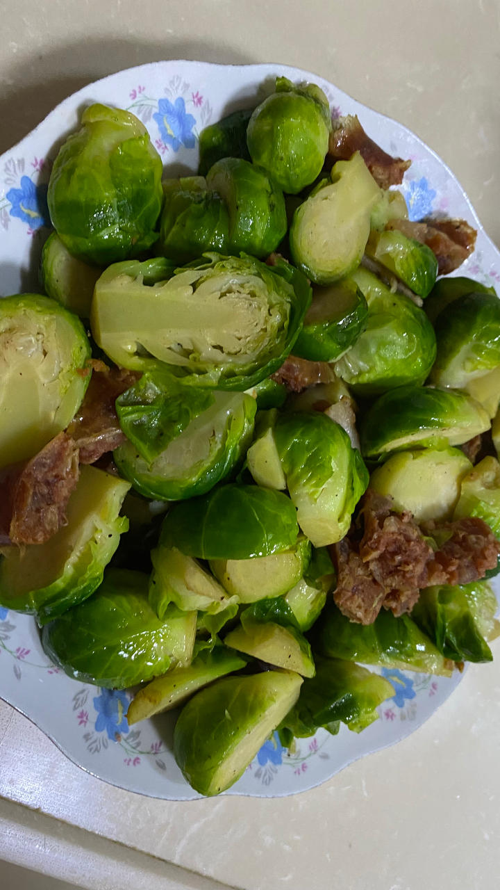 适合闺蜜聚会的小菜：黄油风味培根炒孢子甘蓝