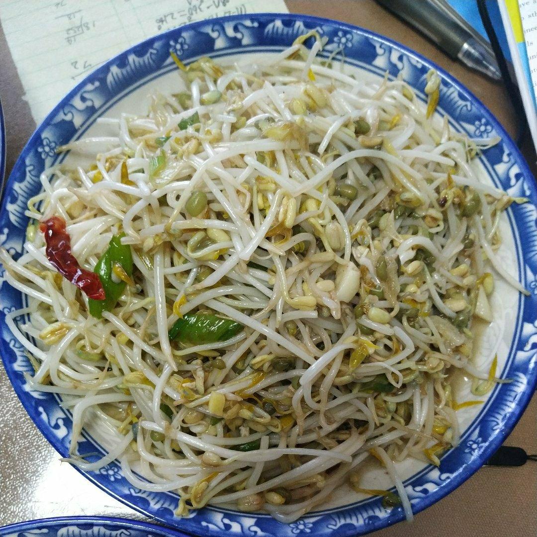 厨师长教你：“炝炒绿豆芽”的家常做法，味道非常赞