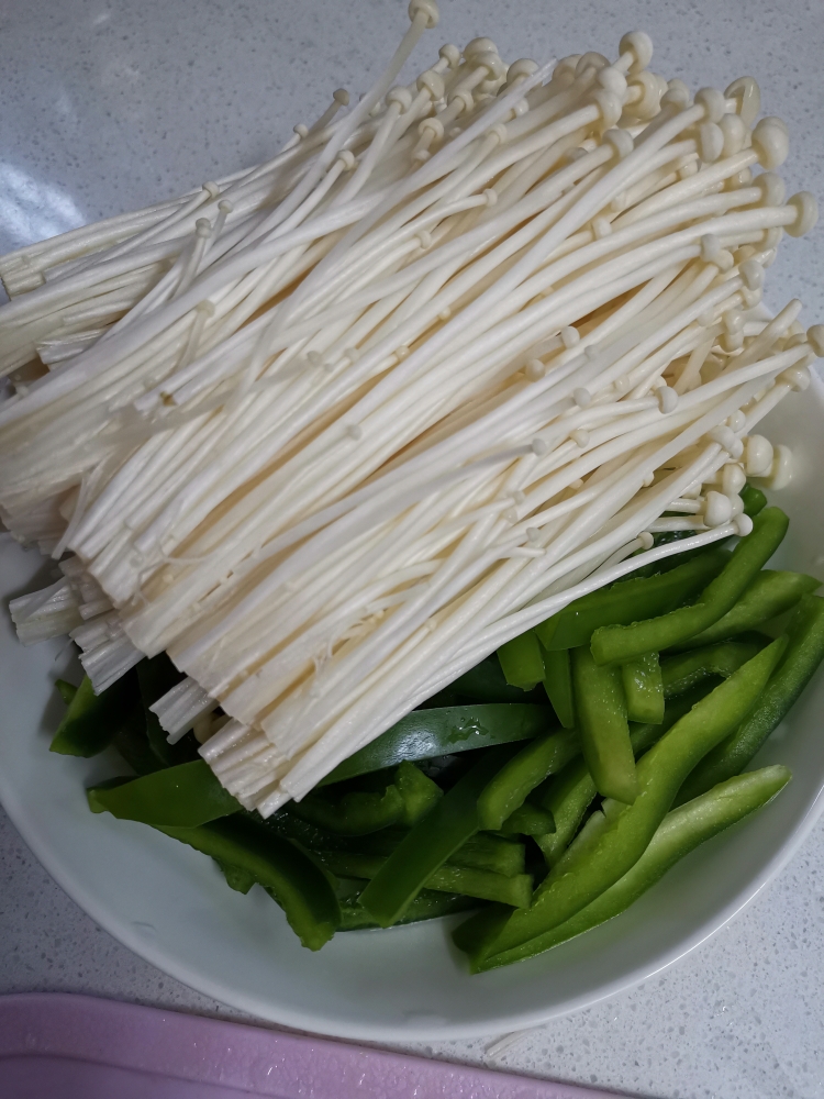 学生锅炒金针菇青椒的做法 步骤2
