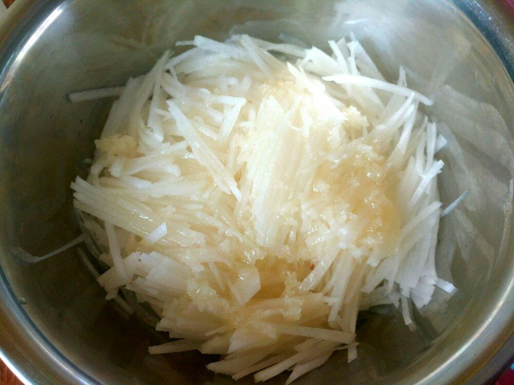 白萝卜丝拌蜂蜜