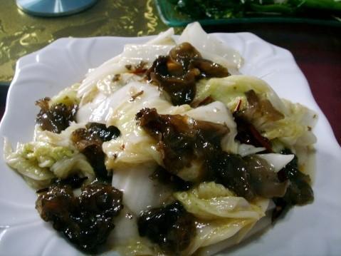 1b2f用料黑白菜的做法1,黑木耳切块后开始浸泡清理,白菜横切称小 ;22