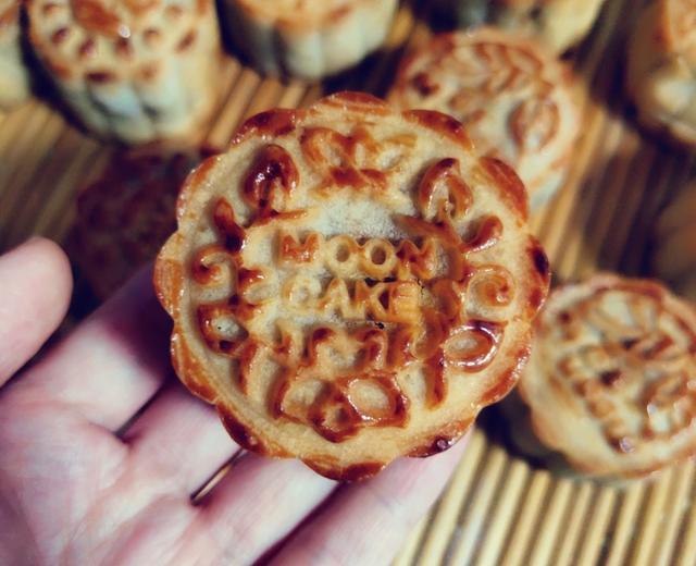 蛋黄莲蓉月饼的做法