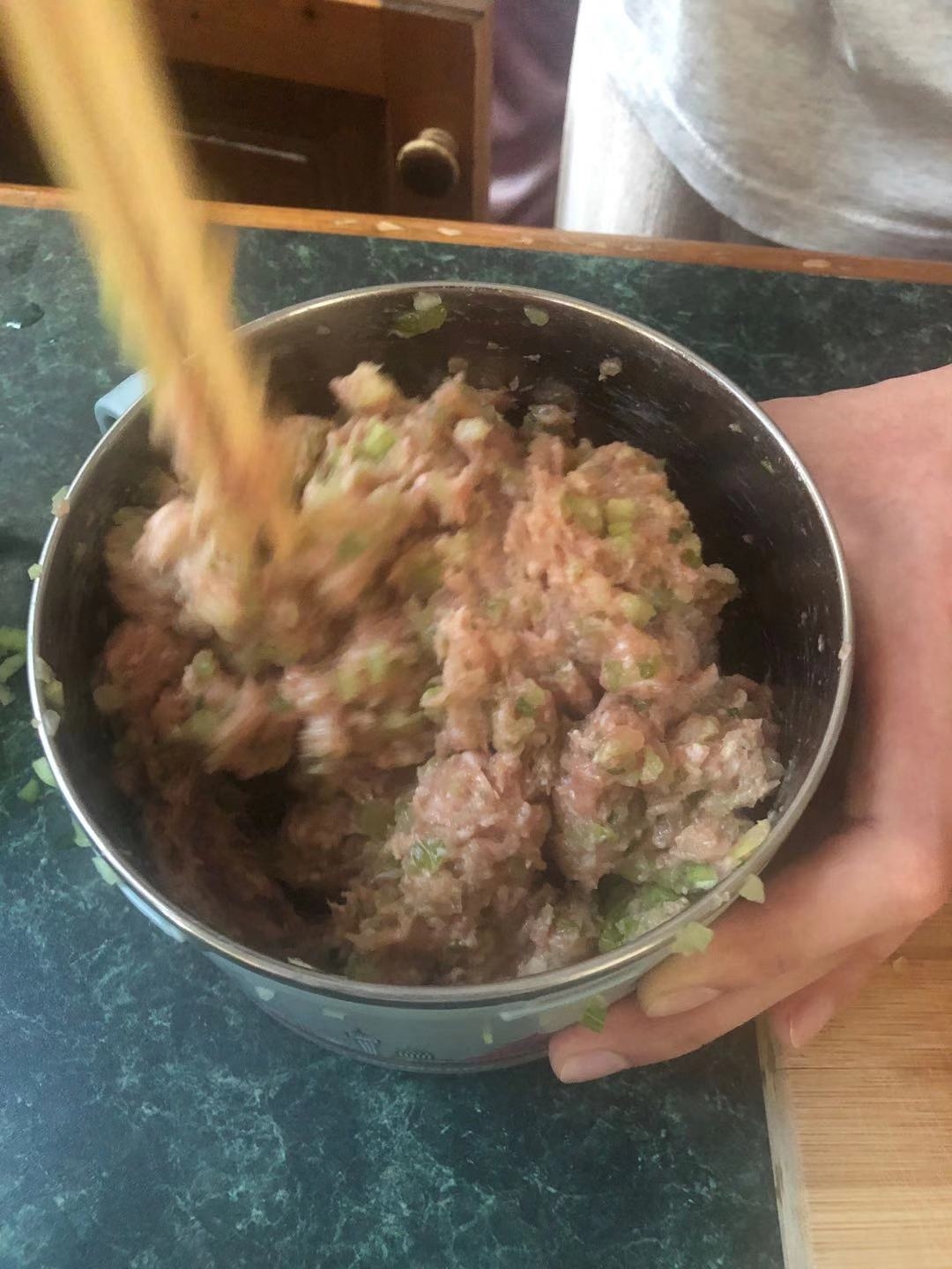 超好吃的芹菜猪肉饺的做法 步骤6