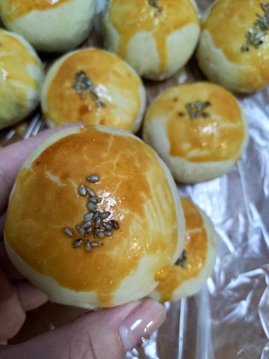 蛋黄酥 Danhuangsu