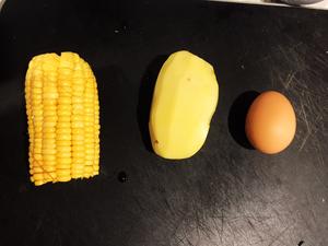 蛋黄玉米土豆泥，鸡蛋还可以这样给宝宝吃的做法 步骤1