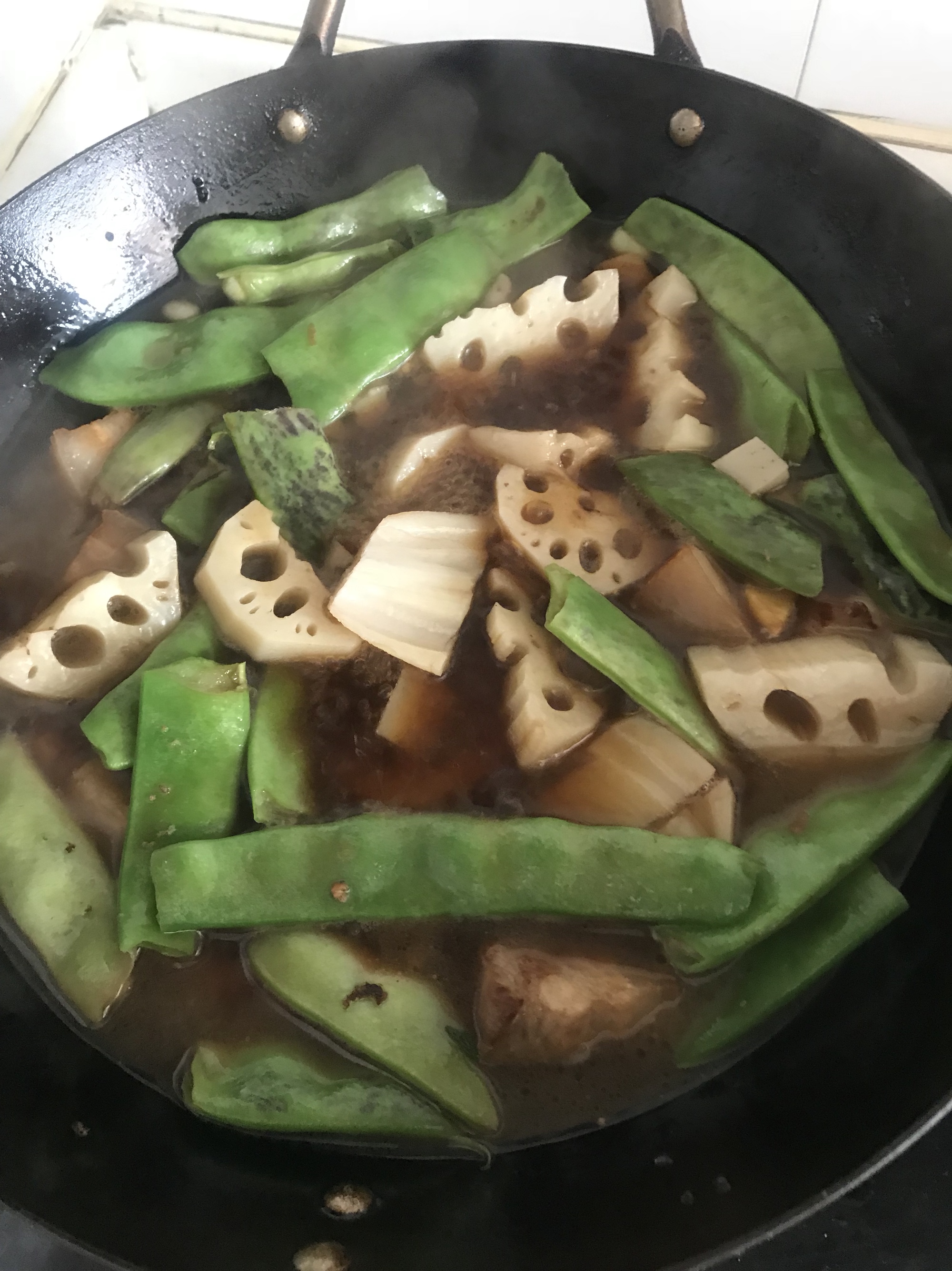 零失败炒糖色窍门——五花肉炖油豆角莲藕的做法 步骤6