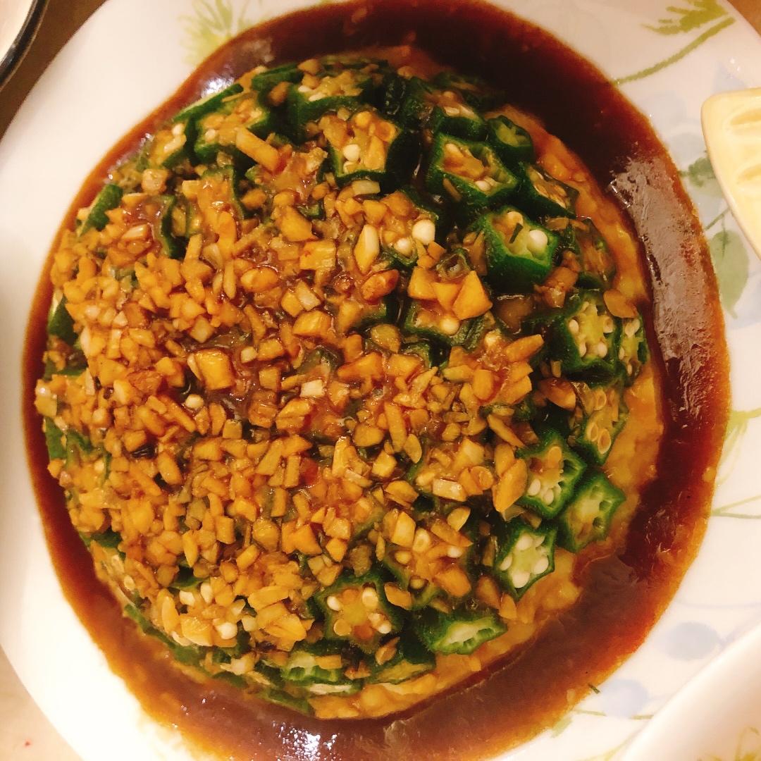 这绝对是秋葵颜值最高的做法，好看又好吃，端上桌最先光盘