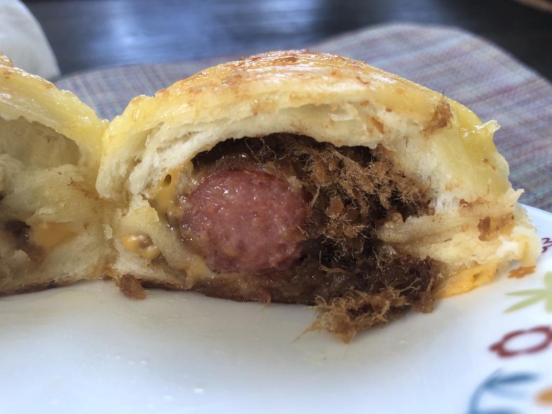 饲养员菜谱#酱爆芝士肉松肠仔包