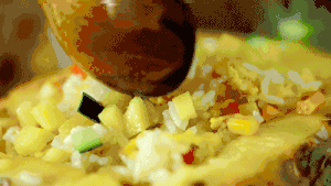 翻滚吧！炒饭界的大明星——菠萝炒饭（多动图，孔瑶的食谱）的做法 步骤10