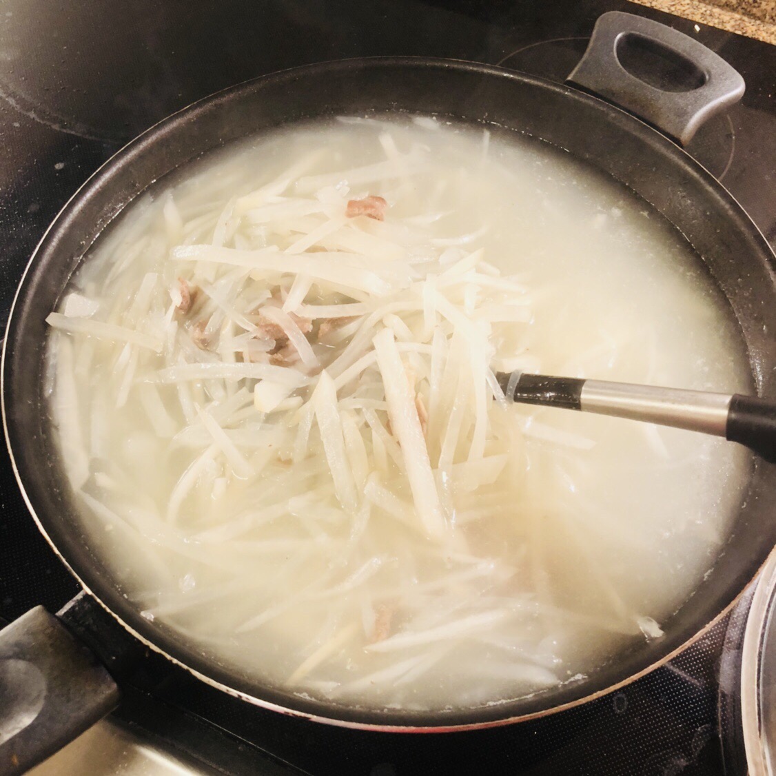 白萝卜排骨汤的做法