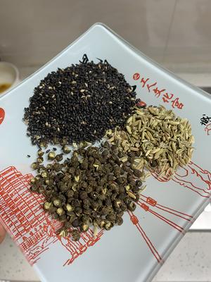 👍万能的“蒜香辣椒油”可以做凉拌菜、可以做蘸料、吃一碗米线面条舀一勺也是喷香！的做法 步骤3