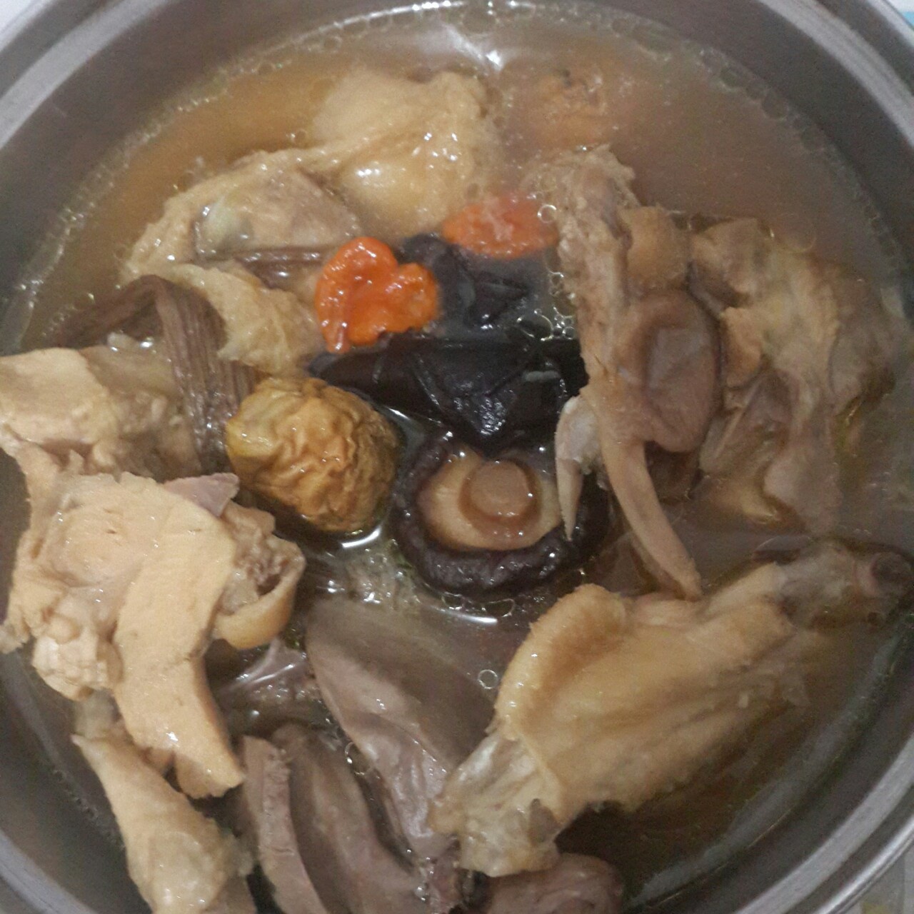 姬松茸竹荪菌菇鸡汤