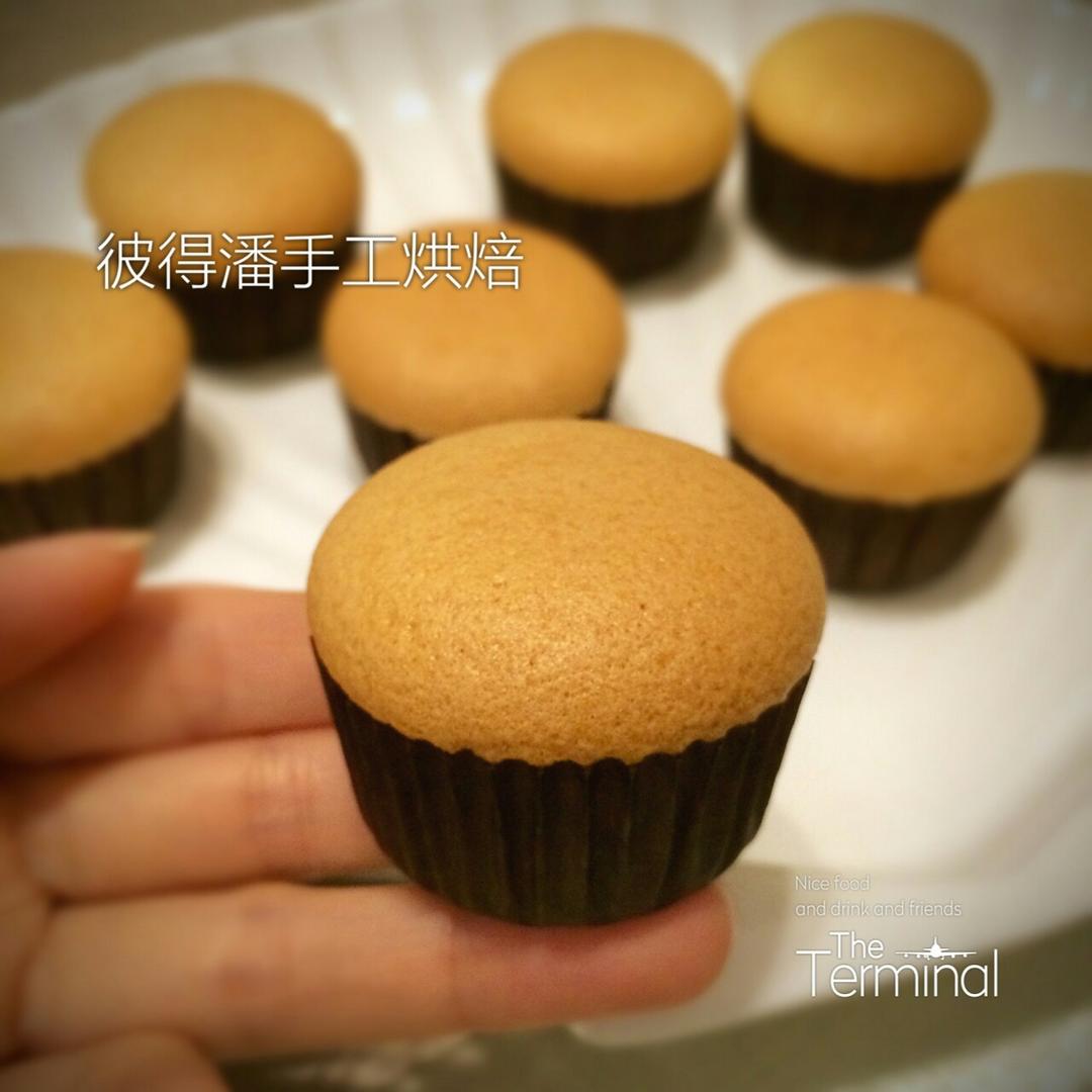 不皱不裂圆润饱满原味戚风纸杯蛋糕