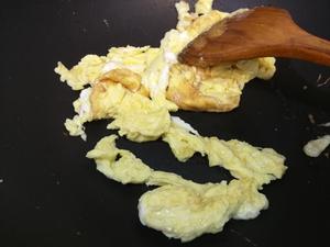 炒面（西红柿鸡蛋菠菜版）的做法 步骤2