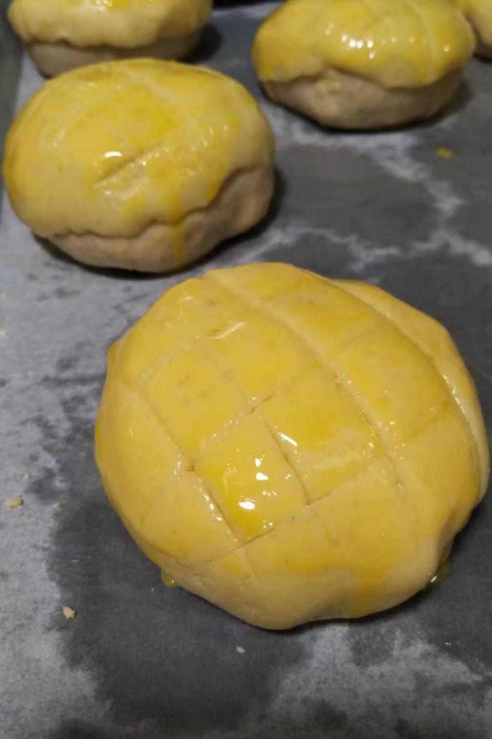 好吃到炸裂的港式菠萝包（附带制作酥皮的小视频）