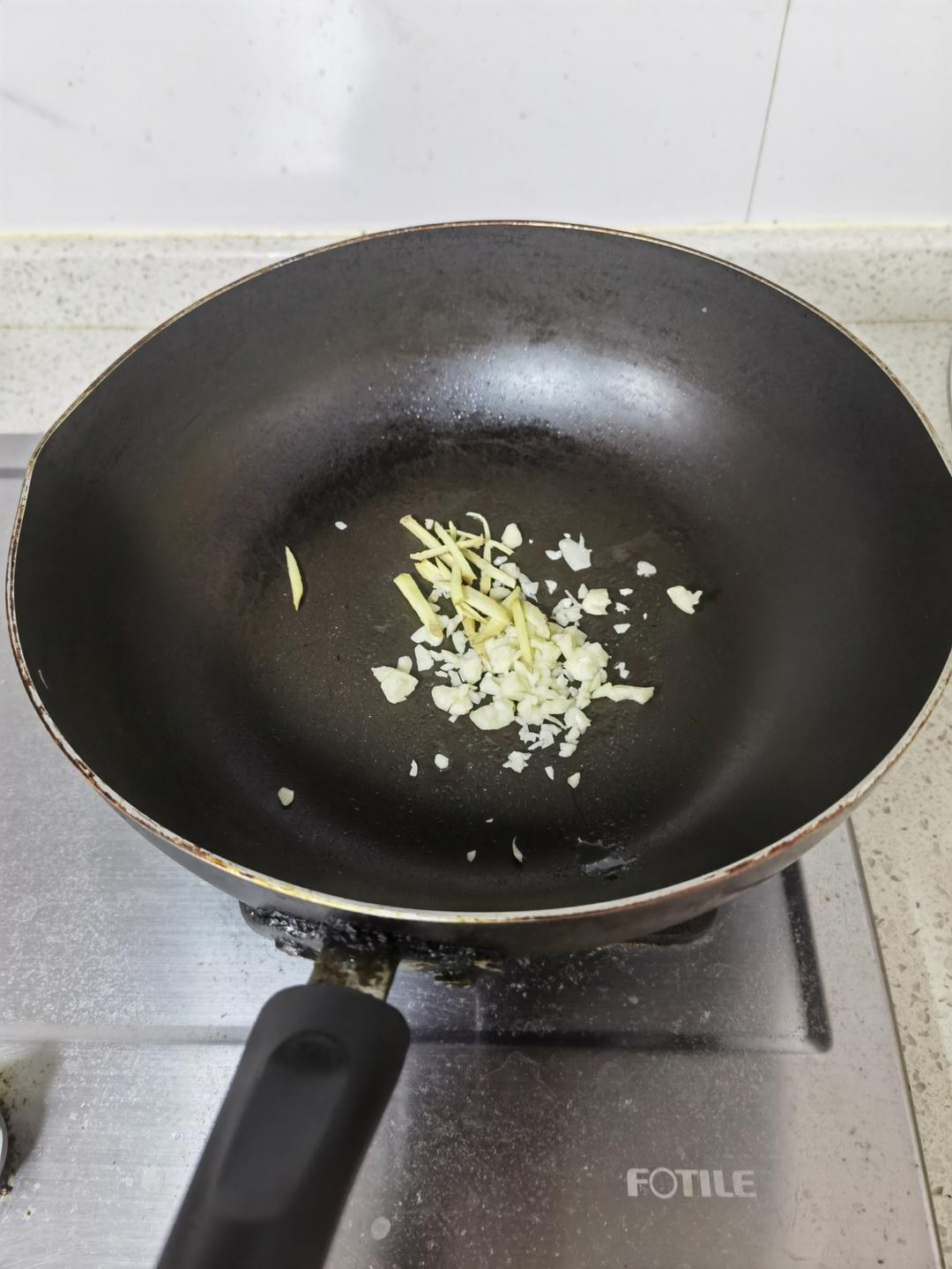 紫苏闷花甲的做法 步骤2