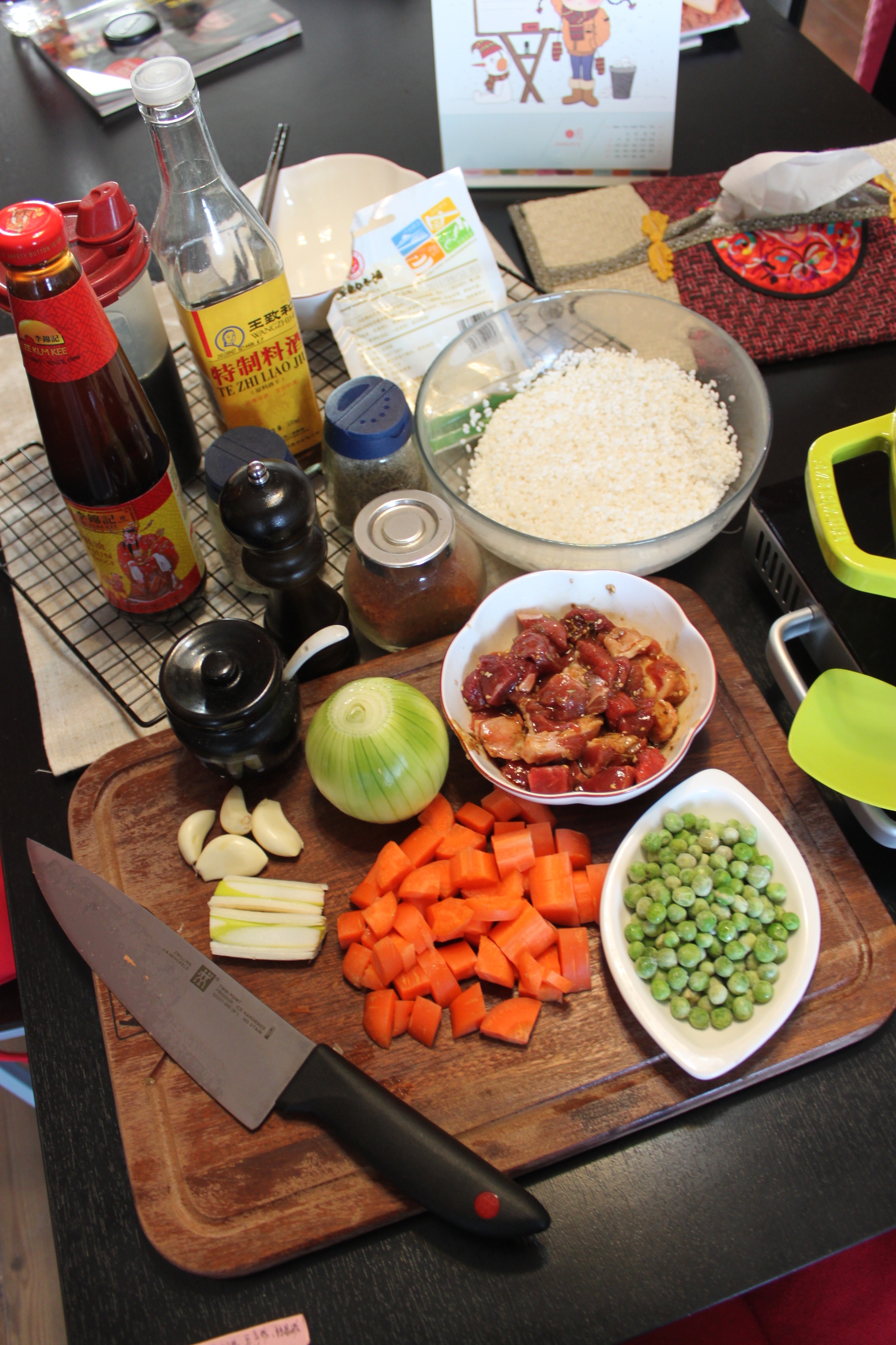 铸铁锅菜谱--黑胡椒牛肉焖饭的做法 步骤1