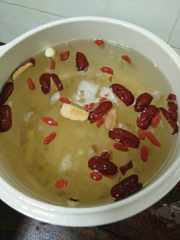 银耳莲子羹～出胶有妙招