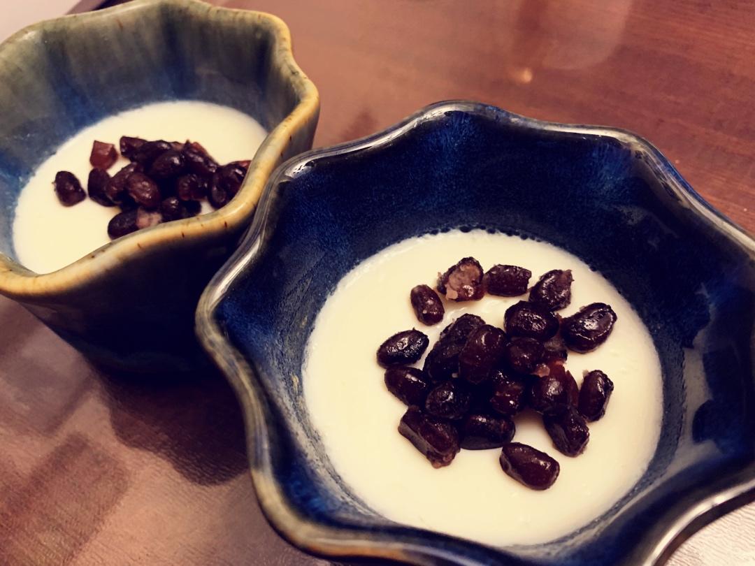 【双皮奶】还有厚奶皮的单皮奶、蜜红豆、蛋黄小饼干、它们都整整齐齐的