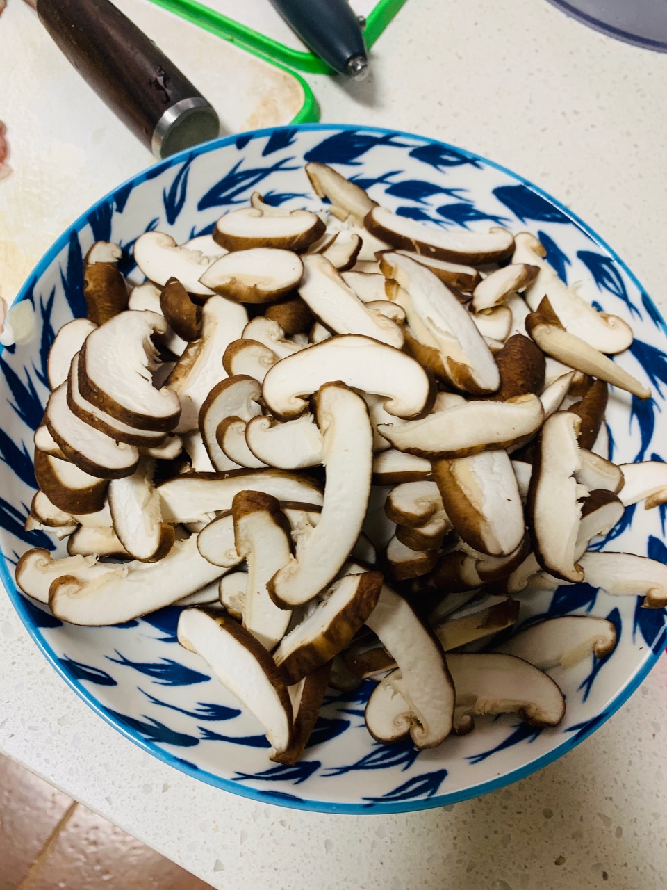 家常炒香菇 香菇炒肉的做法 步骤1
