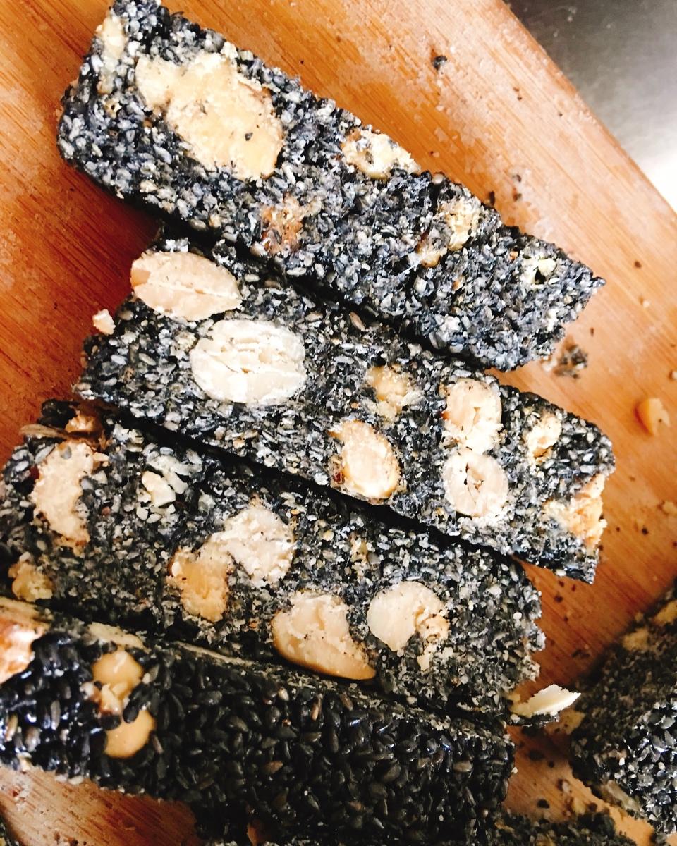 盈宝和阿飞做的枸杞核桃花生黑芝麻片