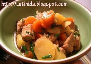 马铃薯红萝卜炖猪肉的做法