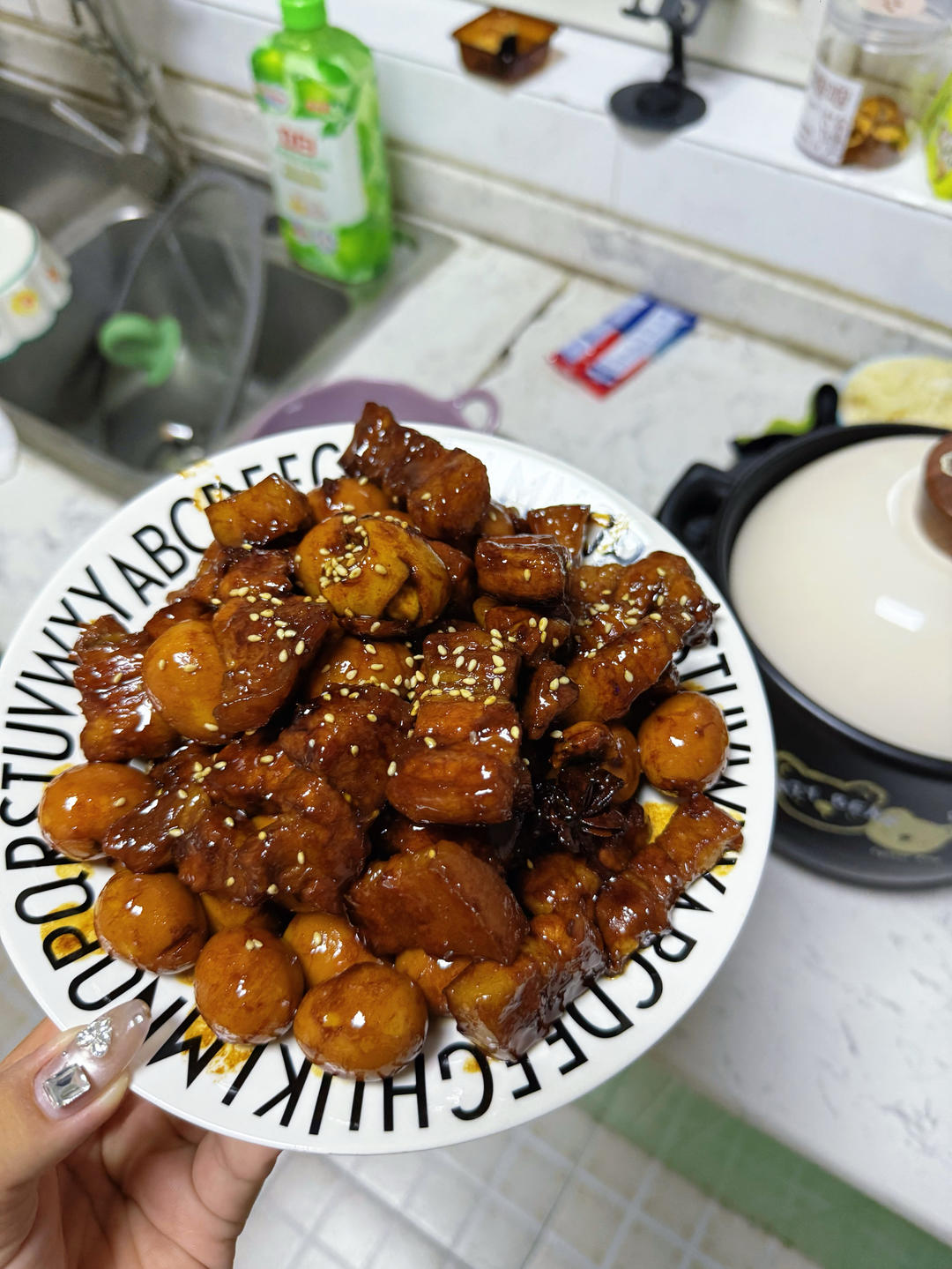 红烧肉炖鹌鹑蛋
