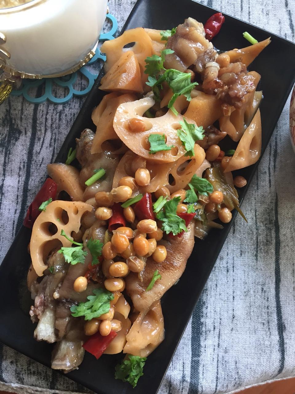 莲藕玉米猪蹄汤