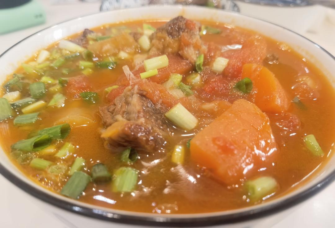 汤浓肉嫩的番茄牛腩，牛腩软烂秘法