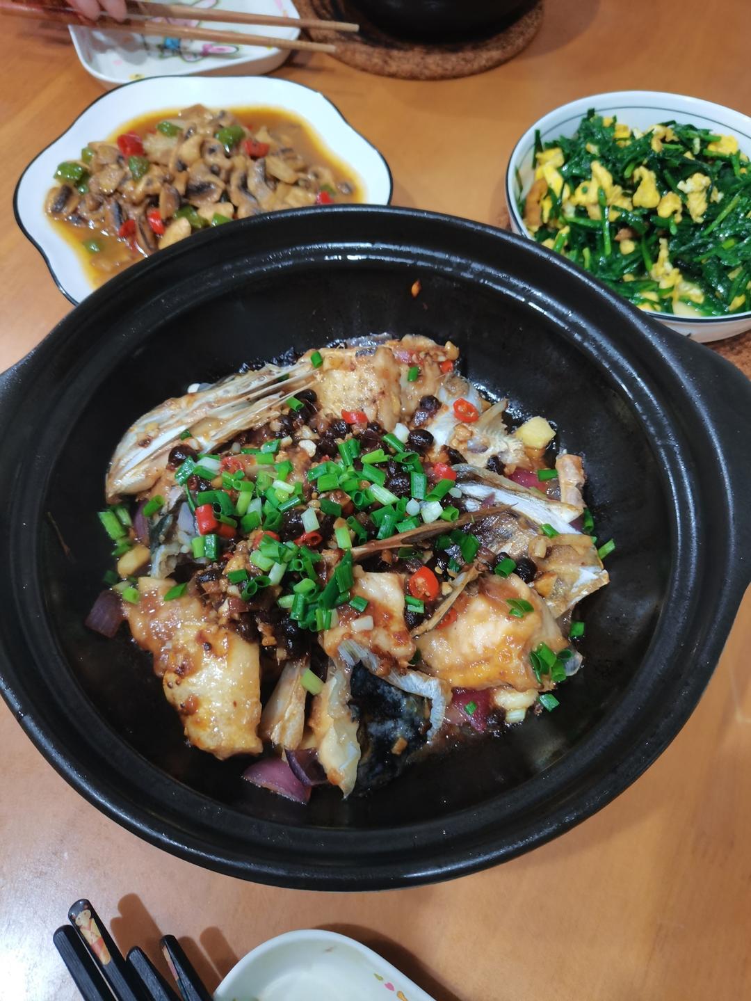 经典粤菜“豉汁砂锅焗鱼头”