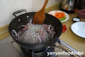 韩式粉丝炒杂菜 Korean Style Glass Noodles with Vegetables的做法 步骤3