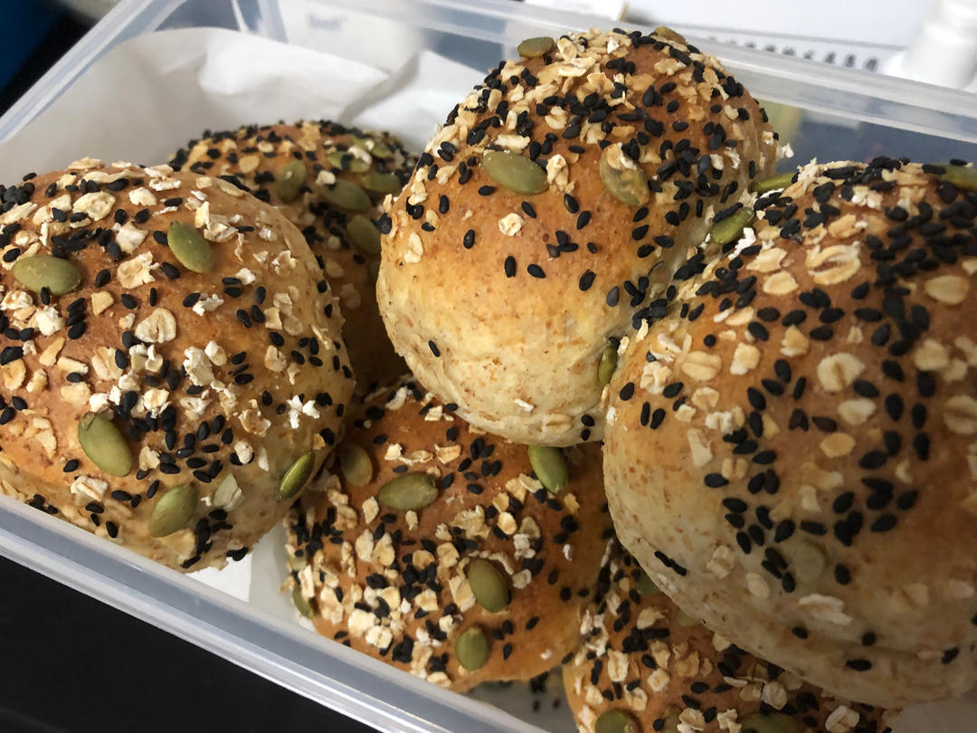 黑麦谷物餐包