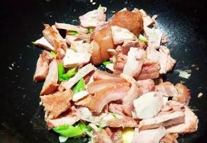 芹菜炒肉的做法 步骤4