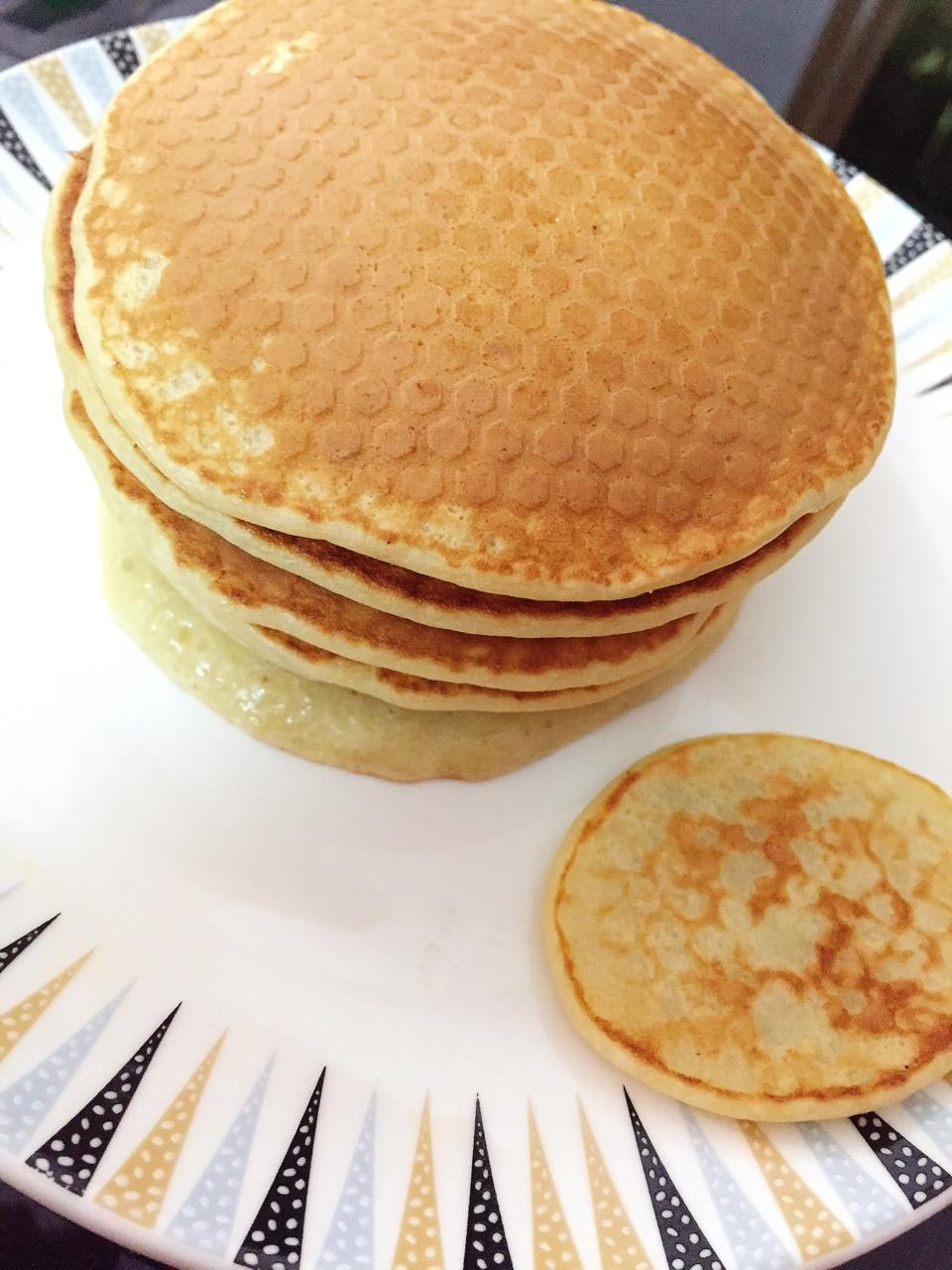 【减脂早餐】无油香蕉松饼（超简单）