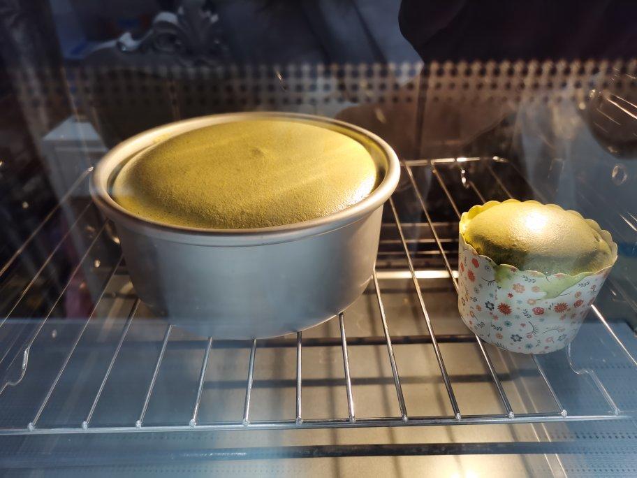 6寸抹茶戚风蛋糕，就算出现东非大裂谷，也一样好吃！不影响口感的！