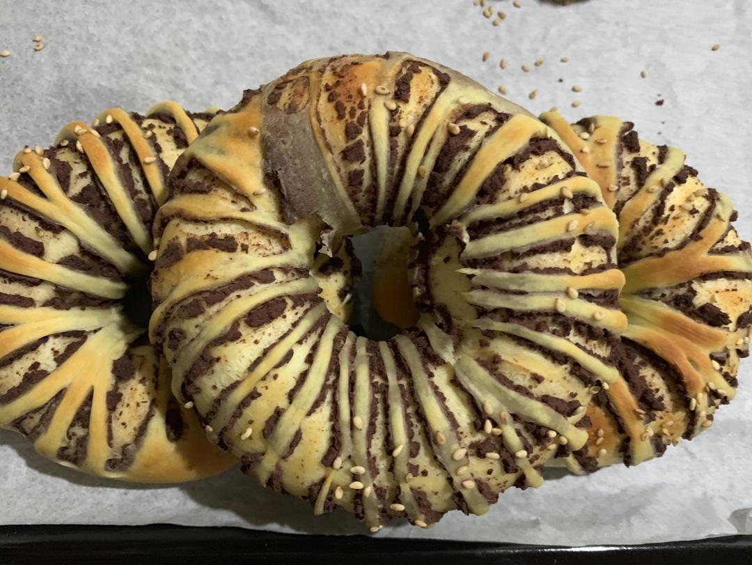 松软可口的红豆沙面包卷