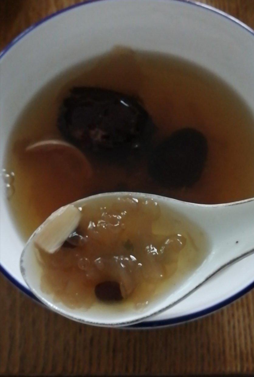 银耳出胶有诀窍，只需记住这两步，人人都能做出来味道正宗，口感到位的银耳羹