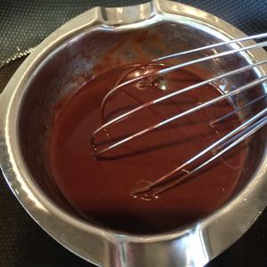 湿润绵软的巧克力戚风的做法 步骤2