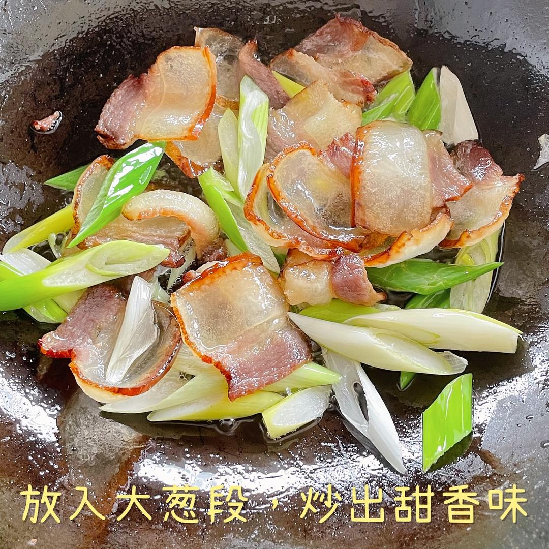 包菜炒腊肉的做法 步骤3