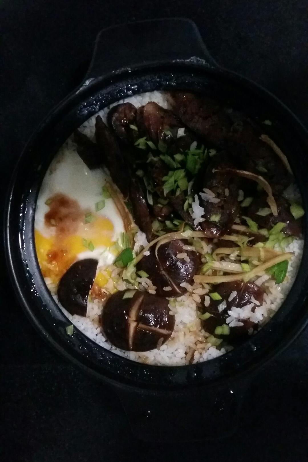 广式腊味煲仔饭