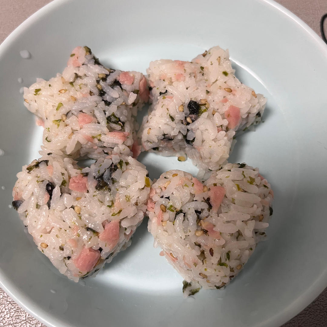 剩饭这样做太好吃了！                  三角寿司饭团👍