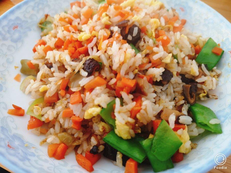 香菇胡萝卜丝火腿蛋炒饭(简单好吃)