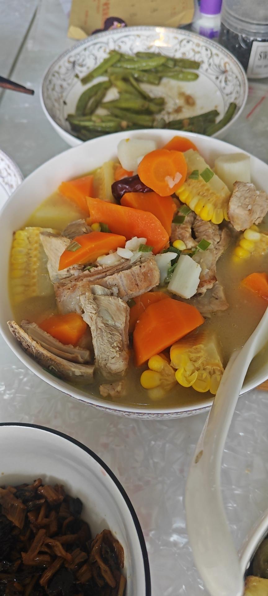 连吃三碗的玉米山药排骨汤