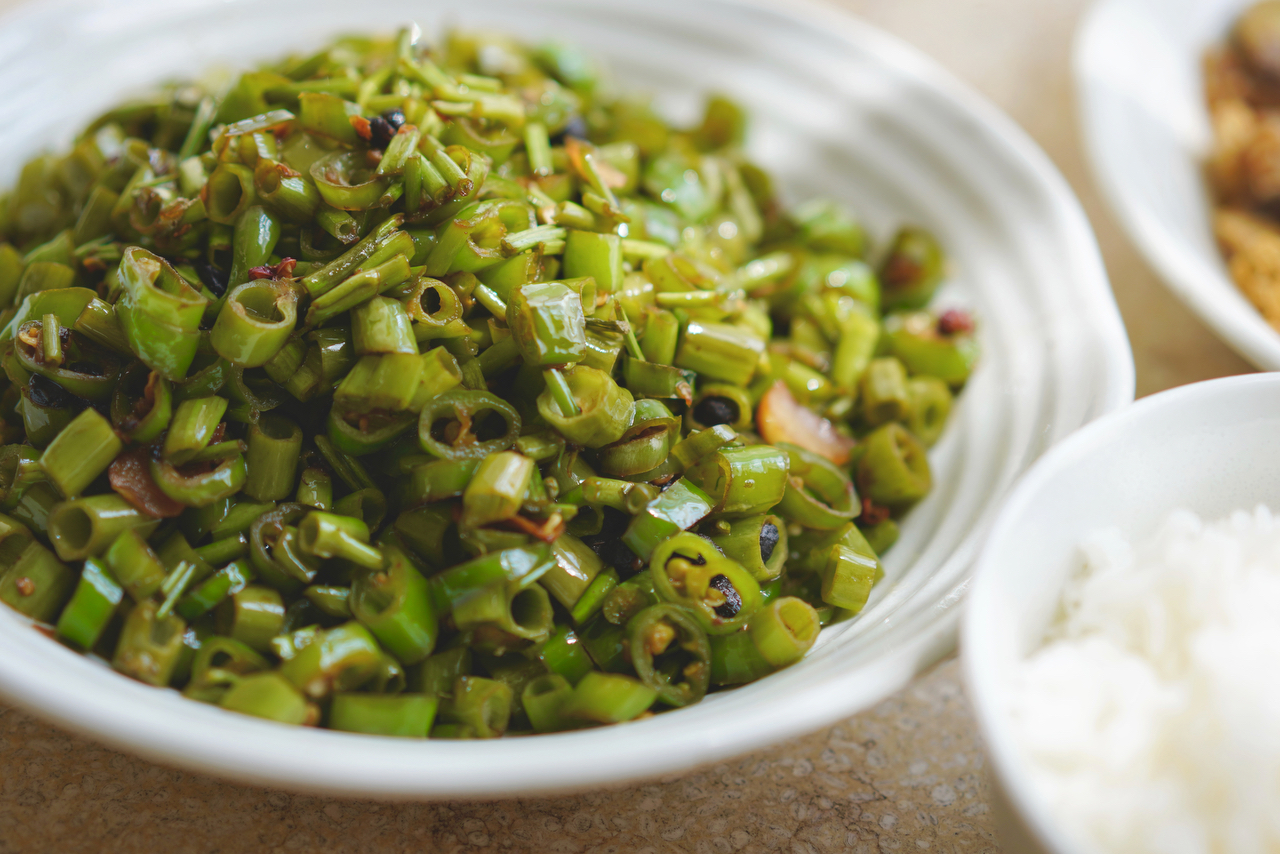 青椒豆豉炒空心菜杆的做法