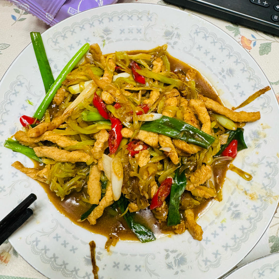 清爽解腻巨下饭的莴笋炒肉丝！