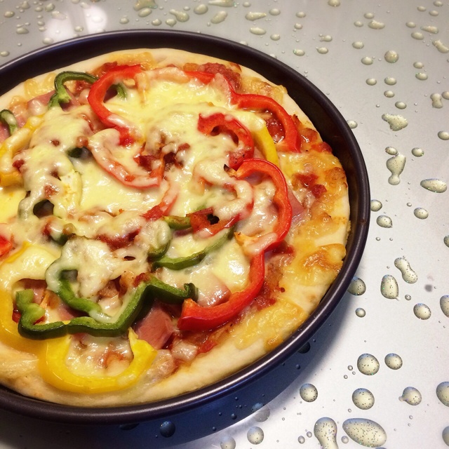 薄饼脆皮火腿pizza