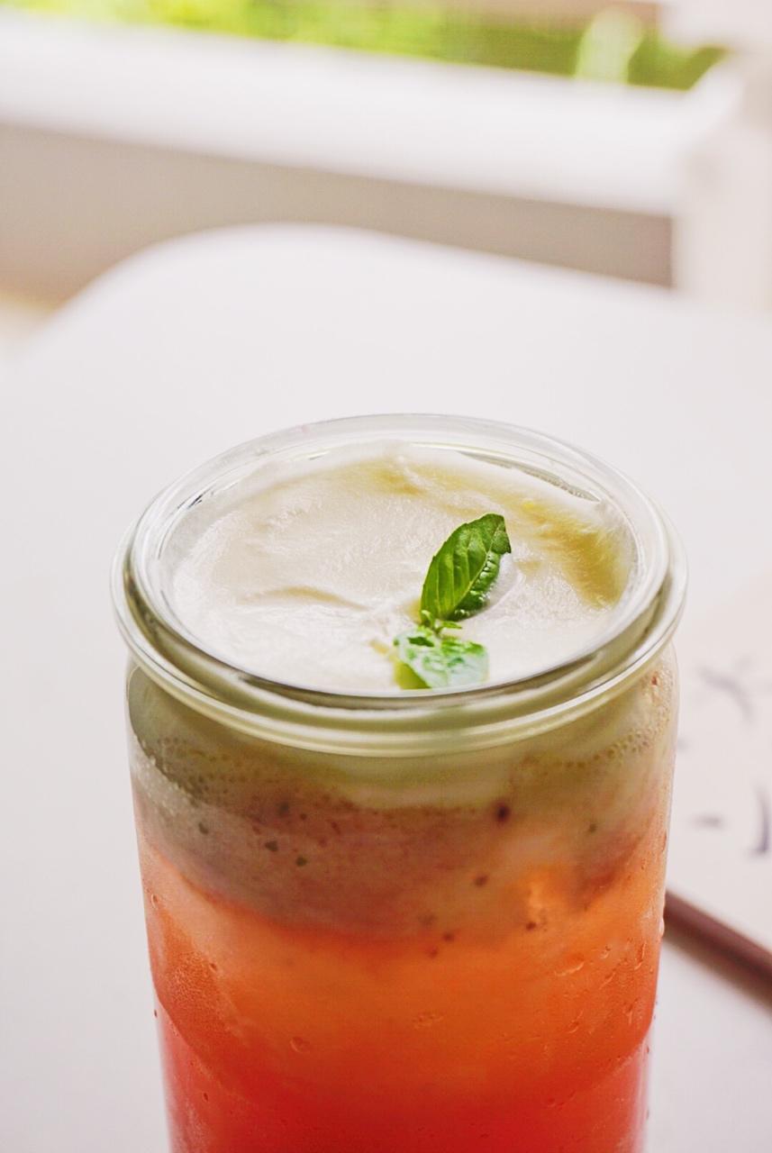 草莓海盐奶盖茶