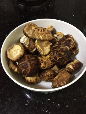 腊猪蹄炖花菇的做法 步骤2