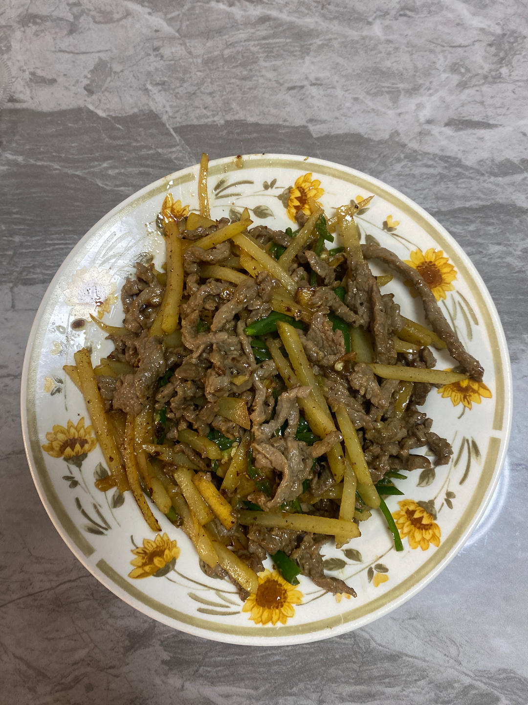 百吃不厌滴牛肉炒土豆丝～附带炒牛肉不老的方法（好吃到没朋友）